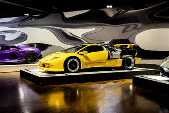 Lamborghini außen, Bugatti innen