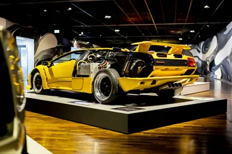 Lamborghini außen, Bugatti innen