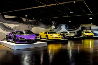 Lamborghini außen, Bugatti innen