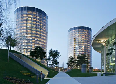 Zwei Autotürme in der Dämmerung