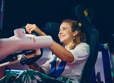 Frau in Fahrsimulator