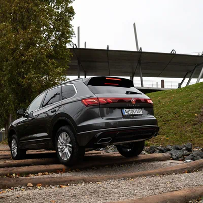 Touareg fährt über Baumstämme