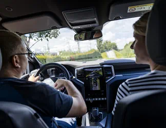 Innenansicht bei einer Fahrt auf dem Geländeparcours mit dem Volkswagen Touareg