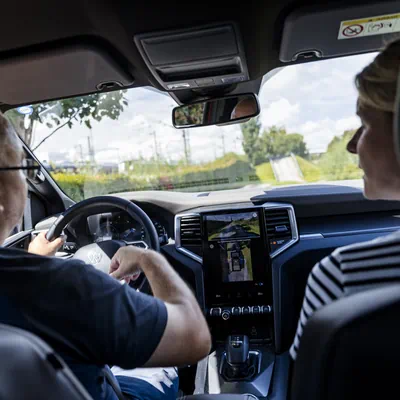 Innenansicht bei einer Fahrt auf dem Geländeparcours mit dem Volkswagen Touareg