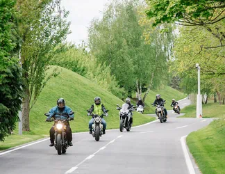 Motorräder auf dem Sicherheitsparcours der Autostadt
