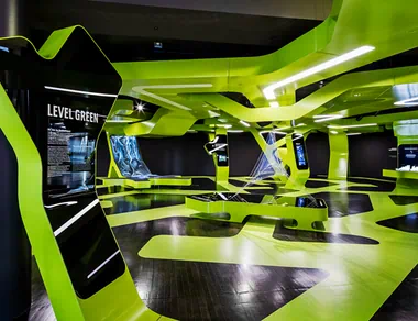 Blick in den Ausstellungsraum mit Exponaten der Ausstellung LEVEL GREEN