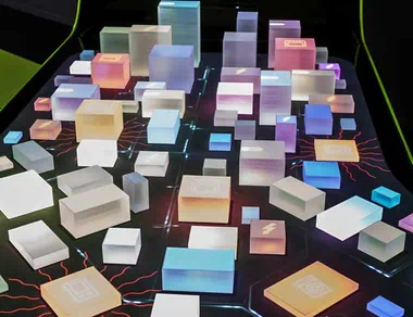 Interaktives bunt beleuchtetes Exponat zum Thema nachhaltige Stadtentwicklung