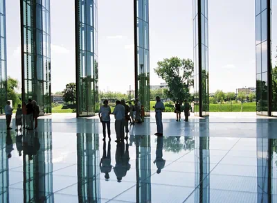 Menschengruppe auf der Piazza der Autostadt