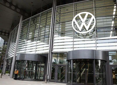 Volkswagen Logo an Außenfassade