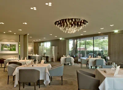 Eingedeckte Tische im Restaurant Aqua