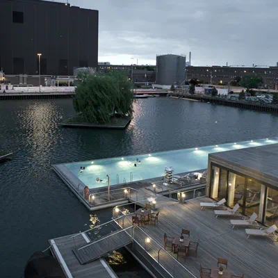 Außenbereich und Pool des Hotels