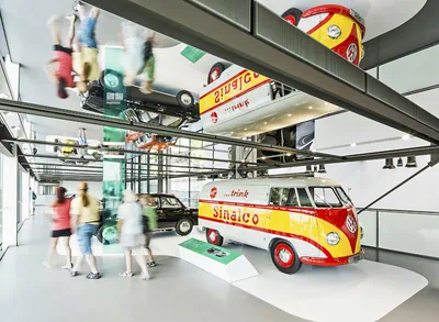 Innenansicht des ZeitHaus mit ausgestellten Fahrzeugen