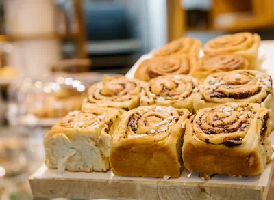 Baking tray with yeast rolls