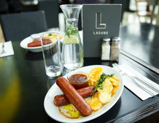 Volkswagen Currywurst mit Kartoffelchips