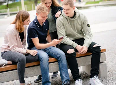 Jugendliche machen eine Smartphonerallye