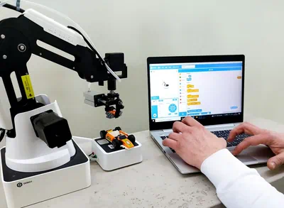 Eine Person arbeitet am Laptop