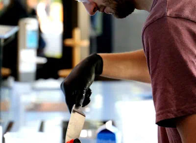 Ein junger Mann kocht