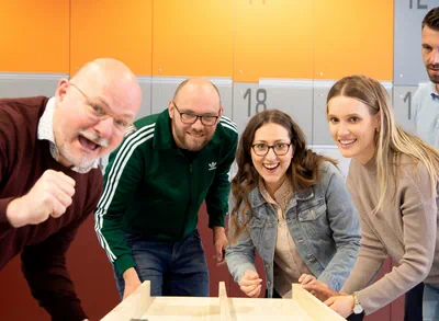 Vier Erwachsene in einer Teamsituation