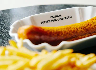 Eine originale Volkswagen Currywurst und Pommes