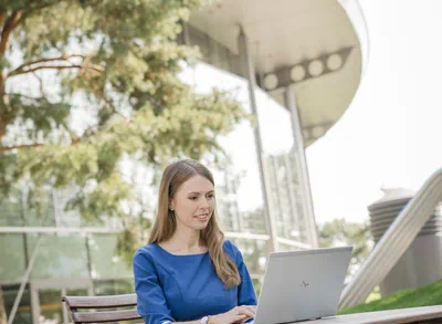Eine Mitarbeiterin der Autostadt vor dem Kundencenter