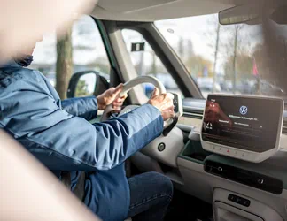 Volkswagen Auto von innen während der Fahrt