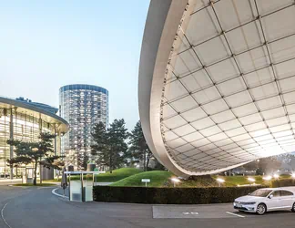 Die Autostadt in Abenddämmerung