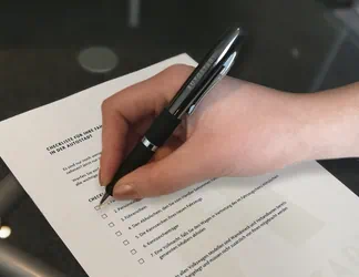 Eine Check-Liste wird ausgefüllt