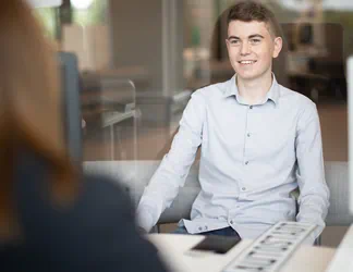 Ein Mitarbeiter im Gespräch zur Ausgabe eines Nummerschildes