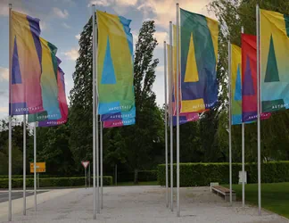 Die bunten Fahnen der Autostadt