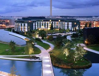 Das Ritz Carlton Hotel bei Dämmerung