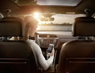 Eine Frau verbindet ihr Smartphone mit VW Connect