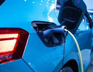 Ein elektrisches Auto wird geladen