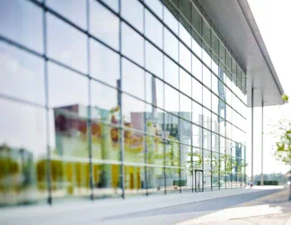 Außenaufnahme des Gebäudes Konzernforum in der Autostadt