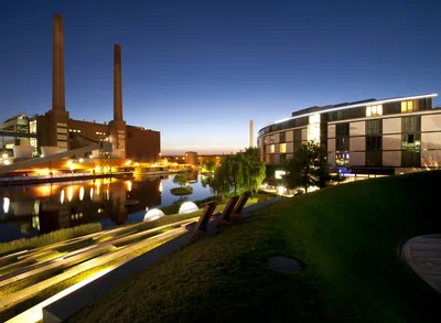 Außenaufnahme des The Ritz-Carlton, Wolfsburg bei Nacht