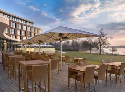AußenteraOutdoor terrace of a hotel with parasolssse eines Hotels mit Sonenschirmen