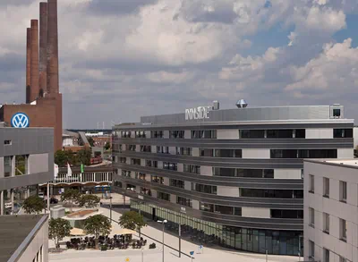 Das Innside Hotel in Wolfsburg mit dem Kraftwerk im Hintergrund