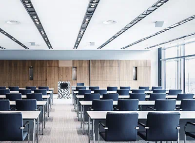 Ein großer Tagungsraum mit Tischen und Stühlen