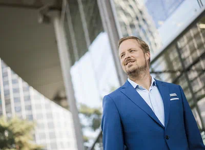 Five guests and an Autostadt employee in front of an orange Lamborghini from 1999