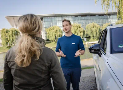 Ein Mitarbeiter im Gespräch mit einem Gast