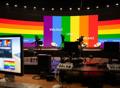 Ein Fernsehstudio vor der Aufnahme