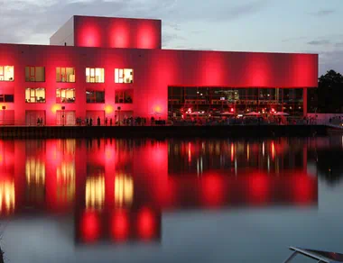 Das Hafen 1 in rot beleuchtet