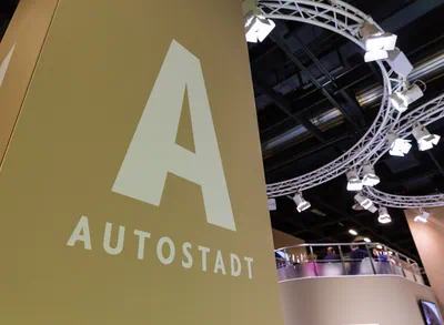 Das Logo der Autostadt in einer Messehalle