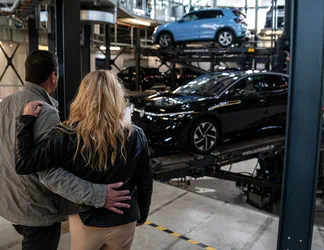 Ein Paar schaut sich Autos in den Autotürmen an