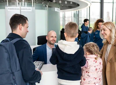 Familie am Kassenbereich