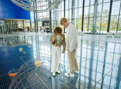 Paar auf dem begehbaren Globenfeld