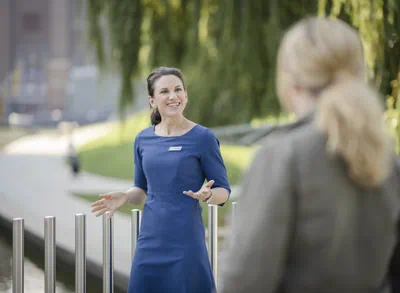 Mitarbeiterin im Gespräch mit einer Besucherin