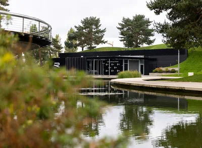 Außenaufnahme des Volkswagen R Pavillons