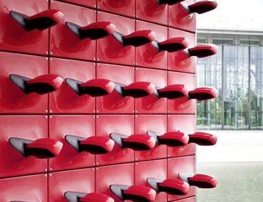 Außenspiegel an der Fassade des SEAT Pavillons