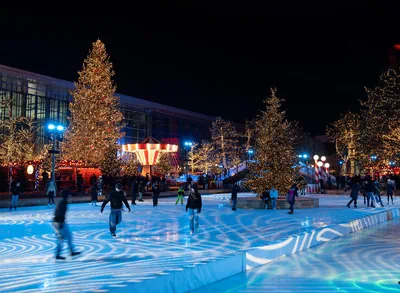 Eisfläche des Autostadt Winterevents bei Dunkelheit