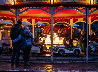 Kinderkarussel mit vielen Lichtern